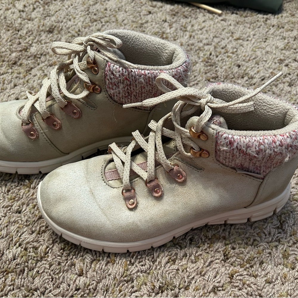 Skechers Women's Tan & Pink Lace up stylish Ankle Boots for hiking. - Picture 3 of 9